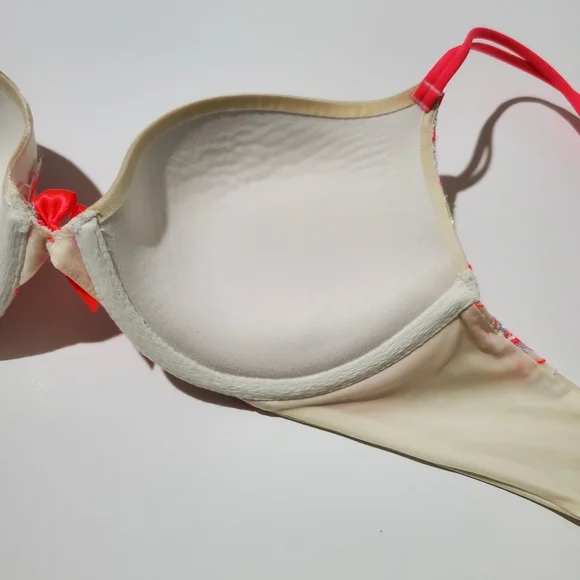 Victoria's Secret Very Sexy Push-Up Pigeonnant Bra Size 34C - Picture 6 of 6